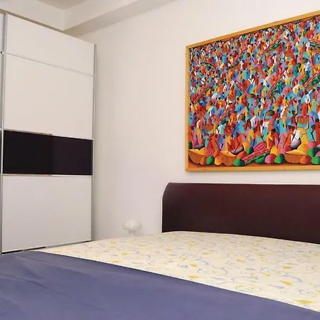 Lucia Luxury לאבין