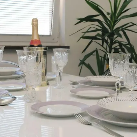 Lucia Luxury לאבין